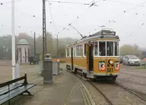 Das dänische Straßenbahnmuseum Sporvejsmuseet Skjoldenæsholm am 16. Oktober 2019: Der KS-Tw 587 (HW der KS 1940) am Museumsvorplatz, wo sich die eine Wendeschleife befindet. - An diesem Tag war der Tw als die 1964 eingestellte SL 13 beschildert. - Im Museum hat man sich bestrebt, so weit wie möglich mit unterschiedlichem Straßeninventar eine  Stadtstimmung  zu machen.