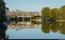 Ein SBB RABe 511 als RE Biel - Bern überquert am 16. Oktober 2019 die Brücke über den Nidau-Büren-Kanal bei Brügg BE.