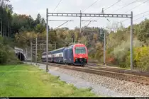 SBB DPZ mit Re 450 027 auf der S14 am 18. Oktober 2019 im Aathal. Die Doppelspur Wetzikon - Aathal mit dem Tunnel existiert seit der Eröffnung der S-Bahn Zürich 1990. Das rechts abzweigende und heute nur noch als Anschlussgleis genutzte Gleis markiert die frühere einspurige und offene Linienführung.