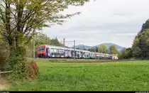 SBB DPZ-Doppeltraktion auf der S14 am 18. Oktober 2019 im Aathal. Es führt der  Zug für Zürich  der Zürcher Kantonalbank mit der Re 450 016.