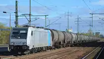 Retrack GmbH & Co. KG, Hamburg [D] mit der Railpool Leasinglok  185 676-4  [NVR-Nummer: 91 80 6185 676-4 D-Rpool] mit Kesselwagenzug (Umweltgefährdender Stoff, flüssig, N.A.G.) am 18.10.19 Durchfahrt Bf. Flughafen Berlin Schönefeld. 
