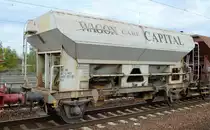 Schüttgutwagen mit dosierbarer Schwerkraftentladung vom Einsteller Wagon Care B.V. vermietet an  BBL Logistik GmbH mit der Nr. 23 RIV 82 L-WCB 6451 007-0 Fcs in einem Schotterzug am 17.10.19 Bf. Flughafen Berlin Schönefeld.