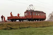 BIPPERLISI.
Aare Seeland Mobil/ASm/OJB.
Bauzug bei Niederbipp mit dem Xe 4/4 131 und dem E 181 im Oktober 1987.
Vom Wetter her passt diese Aufnahme optimal zur Wetterlage vom 1. November 2019  ALLERHEILIGEN .
Foto: Walter Ruetsch 