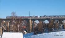 Notl�sung auf der Sachsen-Franken-Magistrale:IC statt ICE: VT 612 statt wegen st�ndiger technischer Probleme ausrangierter Hightech-Baureihe 605. Hier IC 1569 N�rnberg-Dresden mit 2 mal BR 612 auf dem Colmnitzer Viadukt, 23.01.2004
