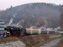 Sonderzug mit 52 8047 anlässlich der Wiedereröffnung der Müglitztalbahn Heidenau-Altenberg, 16 Monate nach dem Jahrhunderthochwasser (Glashütte, 20.Dez 2003)
