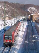 Dosto-Steuerwagen der S3 Dresden-Tharandt in Freital auf der nach den Sch�den der Jahrhundertflut sanierten Sachsenmagistrale (22.01.2004)
