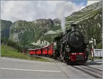  Wir feiern unsere neue Lok HG 4/4 704  und so wurde der Stargast nicht nur bewundert, sondern musste auch was tun, z.B. den Festtagszug Gletsch - Furka (und zurück) bespannen, hier zu sehen bei der Ausfahrt in Gletsch.

Standort: am Strassenrand neben dem Andreaskreuz. 

31. August 2019