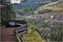 Aussichtsplatform Süd mit Blick auf das Schmittentobelviadukt und Landwasserviadukt (nicht sichtbar). sowie hinüber zur Aussichtsplatform Nord über dem Portal des Zalainttunnels. (06.11.2019)