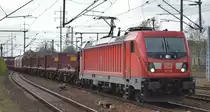 DB Cargo AG [D] mit  187 116  [NVR-Nummer: 91 80 6187 116-9 D-DB] und gemischtem Güterzug (Coilzug, leer) Richtung Ziltendorf am 29.10.19 Bf. Flughafen Berlin Schönefeld.
