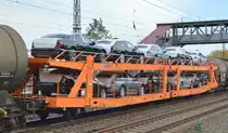 Wageneinheit für den Kfz-Transport vom italienischen Einsteller SITFA - Società Italiana Trasporti Ferroviari Autoveicoli S.p.A. mit der Nr. 27 TEN 80 D-SITFA 4363 176-3 (GE) Laaers in einem gemischten Güterzug am 22.10.19 Bf. Saarmund.