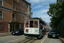 Cable Car #9 war am 22.5.2019 auf der Powell&Hyde Linie zur Endhaltestelle Hyde & Beach unterwegs. Unweit des Cable Car Museums befindet sich das Fahrzeug gerade an der Ecke Jackson und Jones. Das Fahrzeug ist ein Neubau aus dem Jahr 1997.