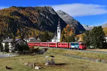 Ge 4/4 II 617 mit einem Regio am 21.10.2018 bei Bever.