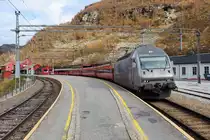 Am 04.10.2019 erreicht 18 2250 mit Reg 61 aus Oslo den Bahnhof Myrdal. Wenn nicht gerade ein Zug der Flåmbahn angekommen ist steigen hier kaum Fahrgäste zu.