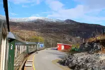 Blick zurück auf die Station Vatnahalsen der Flåmbahn inklusive Panoramakurve und Bergblick. 04.10.2019