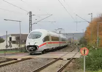 Am 01.11.2018 fährt ein umgeleiteter 403 mit offenem Maul durch den Bahnhof Möttingen in Richtung Stuttgart. 