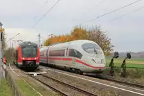 Umleitungsbedingte Zugkreuzung am 01.11.2018 in Möttingen: 440 037 als RB Aalen-München wartet die Durchfahrt eines in Richtung Stuttgart fahrenden ICEs ab. 