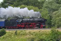 Die Dampflokomotive 011 075-9 Anfang Juli 2019 in der Nähe von Altenbeken.