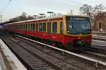 481 046-1 fährt am 18.11.2018 als S7 von Potsdam Hauptbahnhof nach Berlin Grunewald aus Berlin Wannsee aus.