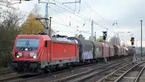 DB Cargo AG [D] mit  187 114  [NVR-Nummber: 91 80 6187 114-4 D-DB] und einigen Güterwagen Richtung Ziltendorf am 07.11.19 Berlin Hirschgarten.