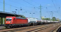 DB Cargo AG [D] mit  187 115  [NVR-Nummer: 91 80 6187 115-1 D-DB] und gemischtem Kesselwagenzug am 22.08.19 Bf. Flughafen Berlin Schönefeld.