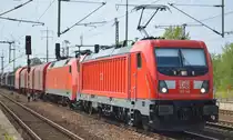 DB Cargo AG [D] mit  187 140  [NVR-Nummer: 91 80 6187 140-9 D-DB] mit  152 114-5  [NVR-Nummer: 91 80 6152 114-5 D-DB] und gemischtem Güterzug am Haken  am 28.08.19 Bf. Flughafen Berlin Schönefeld.