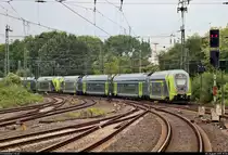 Nachschuss auf 445 024-6 und 445 038-6 (Bombardier Twindexx Vario) von DB Regio Schleswig-Holstein (DB Regio Nord) als RE 21022 (RE70) nach Kiel Hbf, die den Startbahnhof Hamburg Hbf auf Gleis 7 G-I verlassen.
Aufgenommen von Bahnsteig 7/8.
[5.8.2019 | 15:26 Uhr]