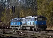 750 714-9 und eine Schwesterlok mit einem kurzen Holzzug in Lipová-Lázně, im Altvatergebirge. Hier ist auch ein Holzverladeplatz.31.10.2019 12:53 Uhr. 
