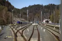 Teleblick auf Hanušovice (deutsch Hannsdorf) , ein modernisierter Umsteigebahnhof an der Strecke Zábřeh-Jeseník . Ganz in der Nähe liegt die Brauerei Holba, hier wird ein
leckers Local-Beer  gebraut. 31.10.2019  11:52 Uhr.