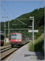 Nachdem in Champ du Moulin der Gegenzug eingefahren ist (links im Bild angedeutet), fährt  der SBB Colibri NPZ mit seinem schiebenden RBDe 560 Richtung Buttes weiter.

9. Juli 2010