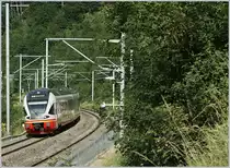 Der TRN RABDe 527 332 auf dem Weg nach Neuchâtel erreicht Champ du Moulin.

9. Juli 2010