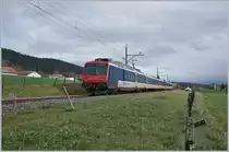Der NPZ RBDe 560 004-2 mit seinem RE 18123 von Frasne nach Neuchâtel hat Frankreich verlassen und fährt nun bei Kilometer 41, wie links im Bild zu sehen, in Richtung Les Verrières, welches rechts im Bild zu erkennen ist.

5. Nov. 2019