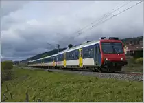 Der Grenzübergang  Les Verrières Frontière  einmal bildlich festgehalten: Bei Kilometer 464.84 verlässt der NPZ RE 18123 Frankreich und setzt seine Fahrt bei Kilometer 41.07 in der Schweiz in Richtung Les Verrières fort. 
Die Staatsgrenze liegt, soweit ich das eruieren konnte, unter dem ersten Drehgestell des ersten Mittelwagens. 

Am 22. Nov. 1942 erreichte der Fahrdraht Les Verrières, elektrisch bis Pontarlier konnte man ab dem 3. Juni 1956 fahren (15000 V, 16 2/3 Hz), erst knapp zwei Jahre später wurde auch die Fortsetzung nach Dole elektrifiziert (25 000 V, 50 Hz) und Pontarlier somit Systemwechsel Bahnhof.

5. Nov. 2019