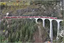IR1144 nach Chur wird von einem Allegra ABe 8/12 über den Landwasserviadukt geschoben. (06.11.2019)