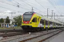 RABe 521 017 mit der Werbung für die Fachhochschule Muttenz, auf der S3, verlässt den Bahnhof Pratteln. Die Aufnahme stammt vom 05.09.2019.