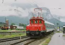 11. Juni 1994, auf dem Bahnhof und im Bw Garmisch-Partenkirchen fand an einem verregneten Samstag eine historische Fahrzeugschau statt.  Unter Strom  stand auch die rote E 69 03 mit einem Nahverkehrswagen.