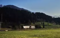 Lange Jahre beförderte die Reihe 1080 den Milchzug von Schladming zur Molkerei in Stainach-Irdning. Im September 1989 hat eine unbekannte 1080 Schladming verlassen und  fährt in die Morgensonne, um in den Unterwegsbahnhöfen die Milchwagen aufzusammeln.