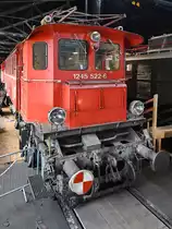 Die Elektrolokomotive 1245 522-6 der ÖBB wurde 1938 für die DR als E 45 222 gebaut. (Heizhaus Lienz, August 2019)