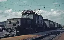 1089.02 Anfang April 1975 vor einem Regionalzug nach Kammer-Schörfling im Bahnhof Attnang-Puchheim. Sorry für den angeschnittenen Puffer...