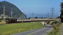 Mit einer DB-Schnellzugwagen-Garnitur kommt 1670.24 im August 1982 in Bludenz an