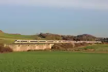 Am 01.11.2018 überquert 403 022  München Hbf  in Richtung seiner Namensstadt fahrend eine der zahlreichen Wörnitzbrücken zwischen Hoppingen und Harburg. 