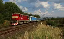 Wegen Stromabschaltung bei Dasnice bis Sokolov wurden an die 362 Eloks ein Transistor vorgehangen. Hier die 742 343 bei Chotikov mit R nach Cheb. Aufgenommen am 28.08.2019