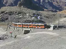 Abfahrt einer Görnergrat Bahn am 14. Oktober hier in der Schleife unmittelbar nach der Station Görnergrat.