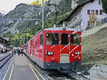 Gepäcktriebwagen DEH 4/4 II in der Station St. Niklaus - Endstation wegen SEV bis Visp - am 16. Oktober 2019.