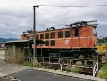Die Schiebebühne mit 1040 010 hinter dem Südbahnmuseum am Bahnhof Mürzzuschlag, 07.07.2019 