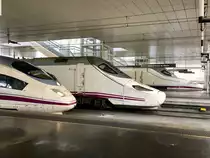Drei verschiedene Baureihen spanischer Hochgeschwindigkeitszüge haben sich am Bahnhof Madrid Puerto de Atocha eingefunden. 08.09.2019.