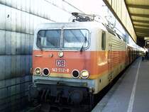 Diese Bild wurde im April 03 aufgenommen.
Es zeigt die 143-552 im Essener Hbf.
Die S-Bahn stand Abfahrbereit auf Gleis 12 Richtung K�ln Hansaring.