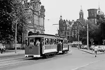 19. August 1984, Dresden, ein Sonderzug der Straßenbahn mit dem Triebwagen 309 von 1902 (Dresdner Eigenbau auf Berolina-Fahrgestell, bis 1965 im Linieneinsatz, seit 1968 historisches Fahrzeug) und dem Beiwagen 87 von 1911 kommt auf seiner Fahrt vom Haptbahnhof nach Radebeul am Zwinger vorüber. 

