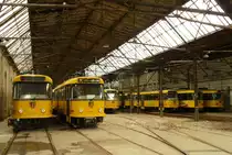 Wenn ich in Dresden bin, schaue ich gern zum Straßenbahnhof Tolkewitz. Er bietet ein Bild der Verlassenheit. Bis Mitte der 50er Jahre bin ich, wenn mein Vater Nachtdienst hatte, durch diese Halle gelaufen. Eine Tür an der rechten Wand bot Zugang zur Kantine im ersten Stock. Mit einem Wehrmachts-Kochgeschirr hab ich ihm da sein Mittagessen geholt und heimgebracht. Am 26. März 2009 standen hier die für den Verkauf vorgesehenen TATRA-Wagen. Für jeden neu übernommenen Großraumzug wurden nach meiner Information zwei von ihnen abgestellt.