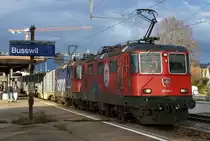 ZUCKERRÜBENKAMPAGNE 2019 AARBERG.
Zuckerrübenzug auf der Retourfahrt nach Aarberg mit der Re 420 294-1  100 JAHRE SCHWEIZER NATIONAL CIRKUS KNIE  bei der Durchfahrt Busswil im allerletzten Sonnenlicht am 12. November 2019.
Foto: Walter Ruetsch 