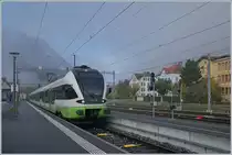 Zehn Jahre später ist von praktisch der selben Stelle, wenn auch in der Gegenrichtung aus gesehen, rangiert der an die transN (TRN) vermietet SBB RABe 523 074 im neu gestalteten Bahnhof von Fleurier. 

5. Nov. 2019